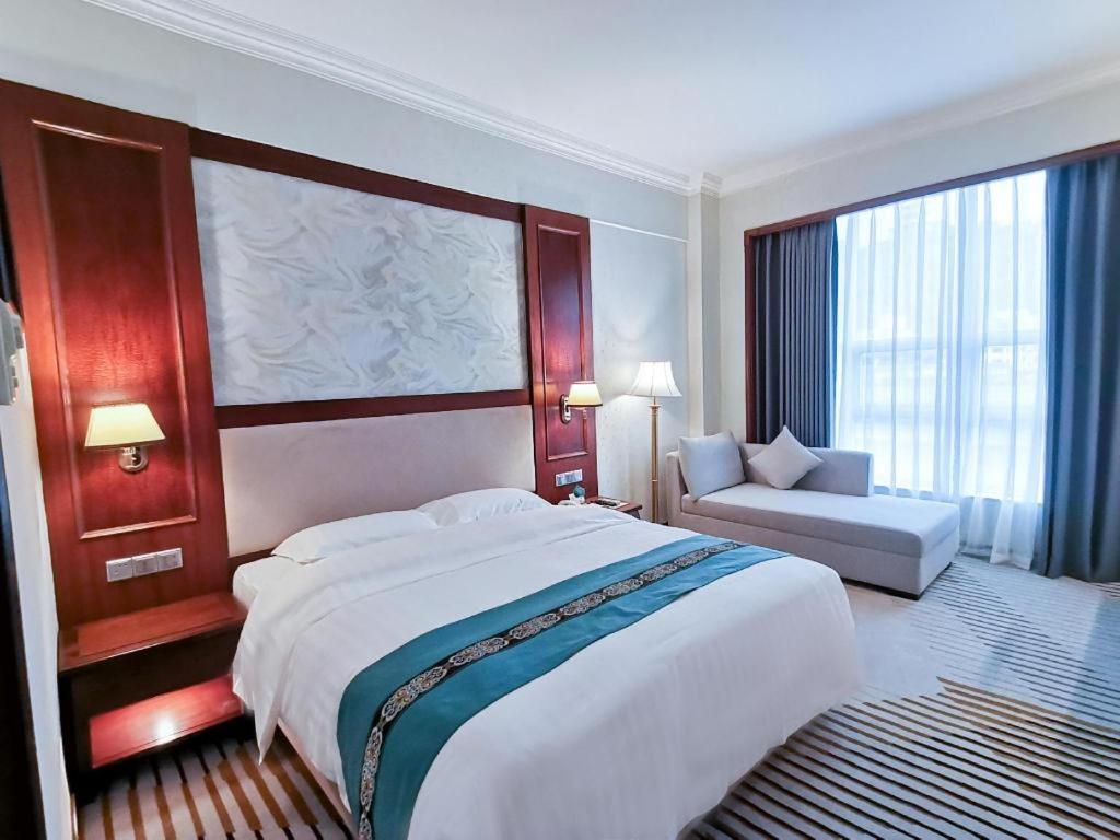 Fenggang Gladden Hotel Tiantangwei Екстериор снимка